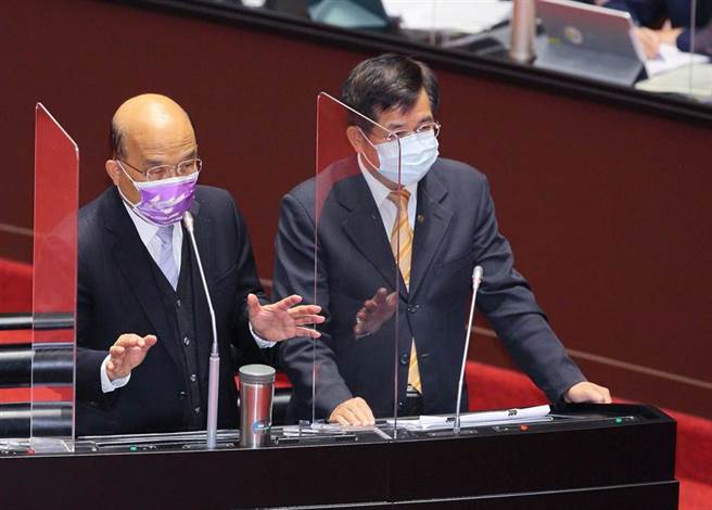 前體育署署長張少熙因東奧代表團經濟艙風波下台，由教育部次長林騰蛟代理。民進黨立委黃國書12日在立院詢問行政院長蘇貞昌（左）是否贊成修法讓體育署長得以政治任命？蘇表示，如果能由立法院透過修法，我們是認為比較方便延攬人才，右則為教育部長潘文忠。（張鎧乙攝）
