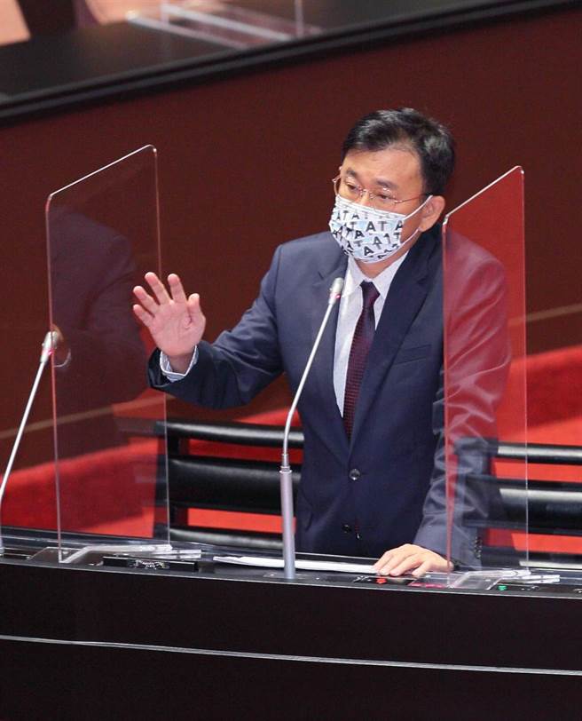 前體育署署長張少熙因東奧代表團經濟艙風波下台，由教育部次長林騰蛟代理。民進黨立委黃國書（如圖）12日在立院詢問行政院長蘇貞昌是否贊成修法讓體育署長得以政治任命？蘇表示，如果能由立法院透過修法，我們是認為比較方便延攬人才。（張鎧乙攝）
