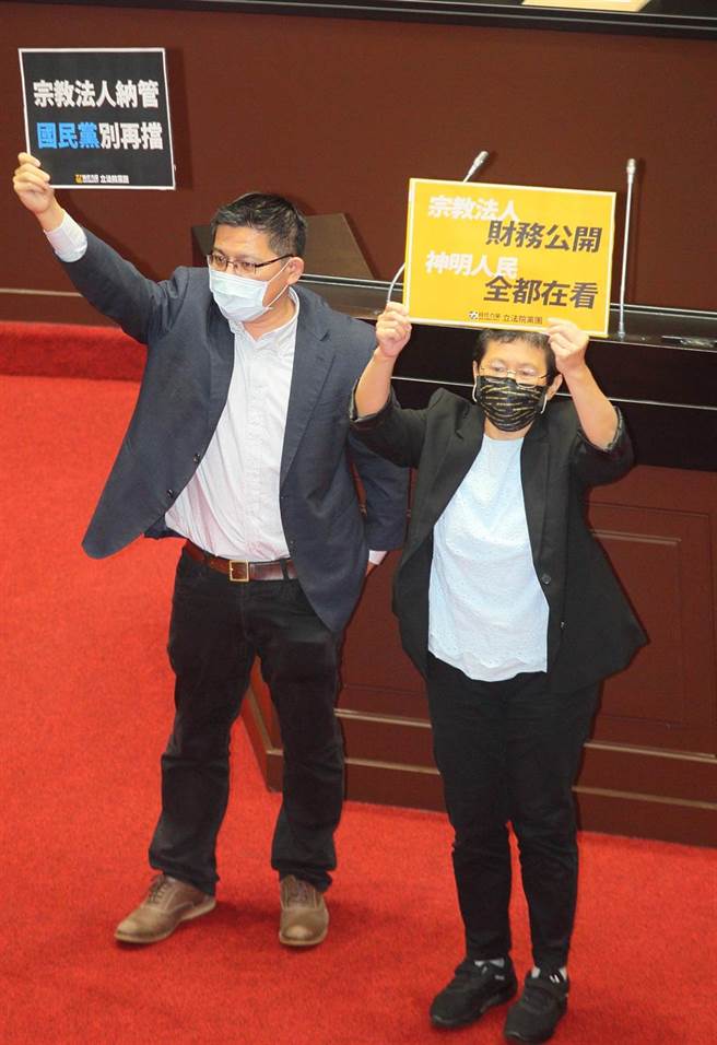 时代力量不分区立委邱显智、王婉谕因公开发文反对罢免陈柏惟，遭到党员检举要求移送纪律委员会，内争不断的时代力量更雪上加霜。图为立委邱显智与陈椒华呼吁，台中大甲镇澜宫的财务问题再度浮上台面，应修《财团法人法》将宗教法人纳管。（张铠乙摄）