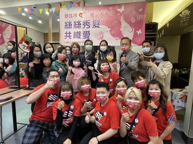 癌症化疗需要经歷掉髮的煎熬时光，为了帮助癌友重拾自信，新北市议员洪佳君2016年号召社会局、美髮业者举办捐髮活动。（蔡雯如摄）