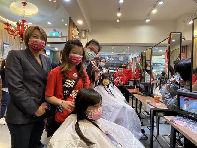 癌症化疗需要经歷掉髮的煎熬时光，为了帮助癌友重拾自信，新北市议员洪佳君2016年号召社会局、美髮业者举办捐髮活动。（蔡雯如摄）