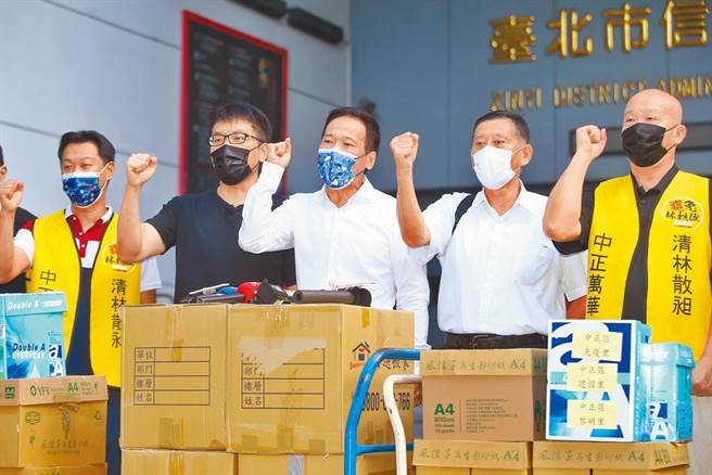 罷免林昶佐案連署初審未達門檻，圖為罷昶團體遞交連署書。（本報資料照）