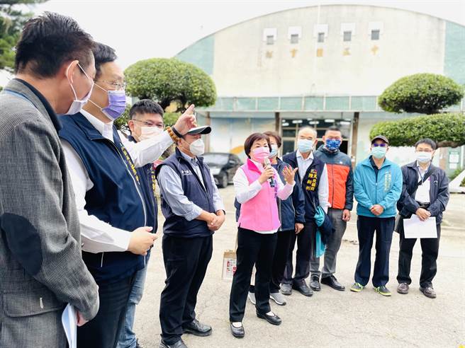 立委楊瓊瓔及台中市議員羅永珍聯手爭取1.63億元經費進行神岡國小活動中心改建工程。（王文吉攝）