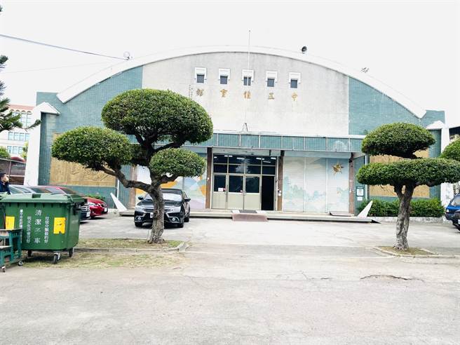 神岡國小活動中心為加強磚造結構，建於1975年，超過35年使用年限。（王文吉攝）