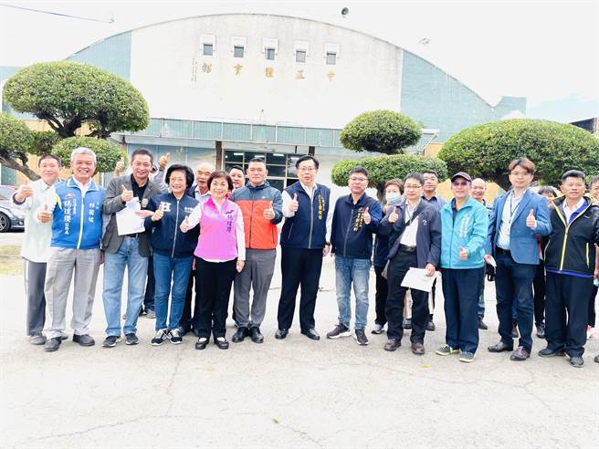 立委楊瓊瓔及台中市議員羅永珍聯手爭取1.63億元經費進行神岡國小活動中心改建工程。（王文吉攝）