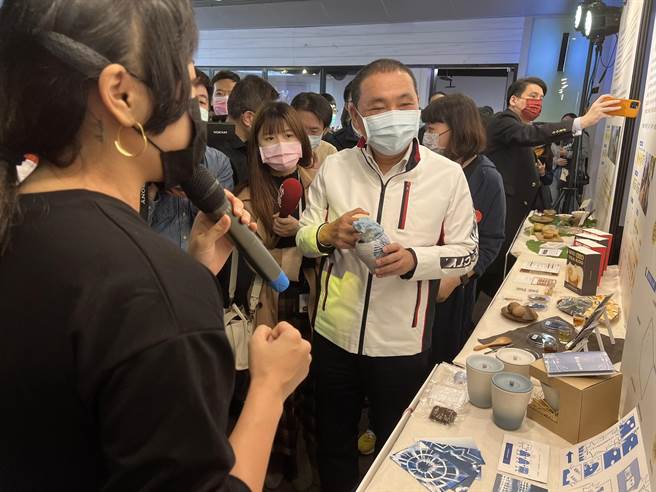 侯友宜參觀成果展售市集，讚美大學生創意。（王揚傑攝）
