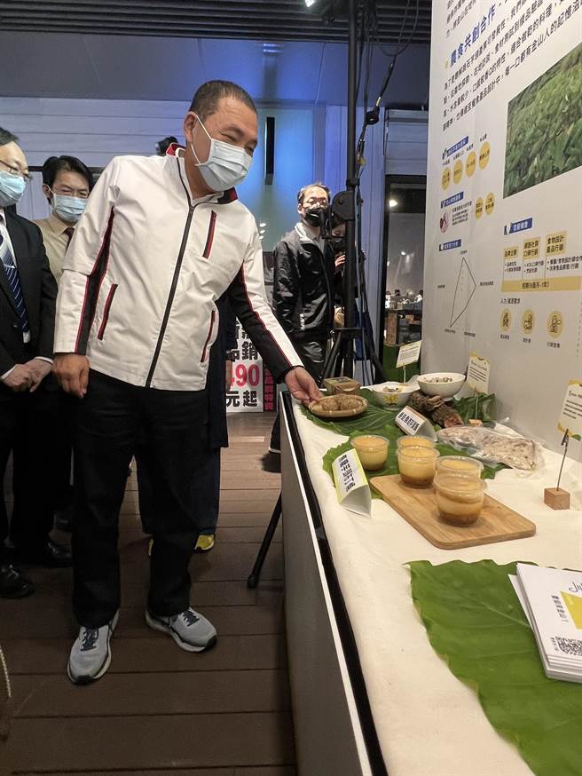 侯友宜參觀成果展售市集，讚美大學生創意。（王揚傑攝）