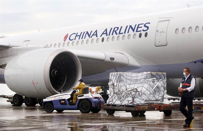 第12批92.66萬劑BNT疫苗，12日清晨運抵桃園機場。（范揚光攝）