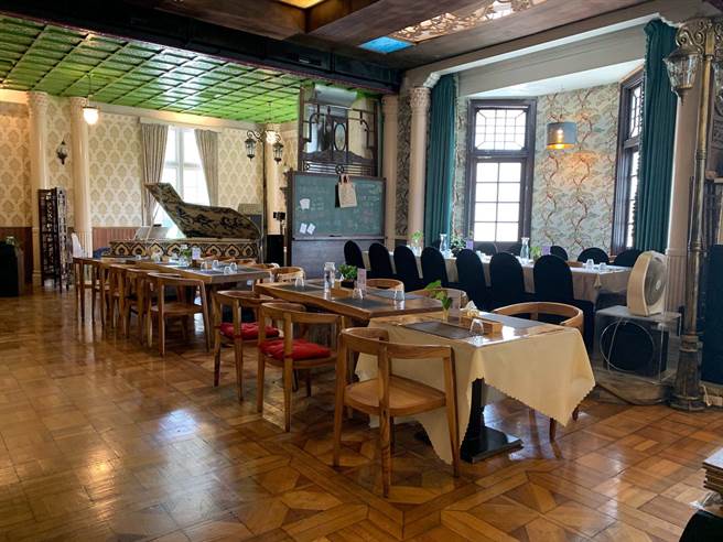 台北市中山堂委外經營，議員發現評審意見都認為做得不好，分數幾乎都是合格的70幾分，質疑市府標準太差，不符合一般要求。（摘自台北市中山堂臉書）