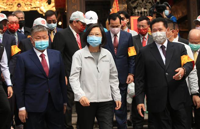 圖為2021年大甲媽祖遶境活動展開時，蔡英文總統（中）在鎮瀾宮董事長顏清標（左）、副董事長鄭銘坤（右）陪同下出席祈安典禮。（資料照/黃國峰攝）