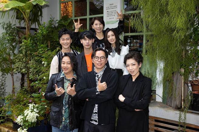 郎祖筠、赖铭伟、林俊逸、冯秉轩（饼乾）、陈苇廷、严云农及王若涵今出席记者会。（星光娱乐提供）