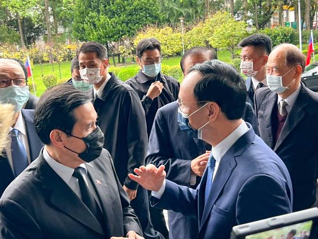 前總統馬英九上午在前副總統吳敦義、前總統府祕書長曾永權等馬政府官員陪同下，一同向孫中山銅像獻花致意。（國民黨提供）