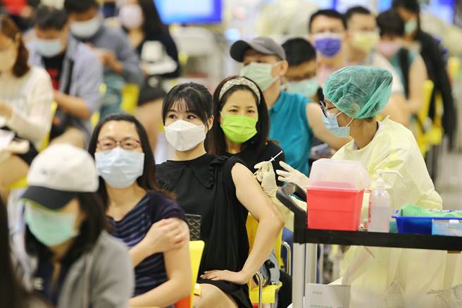 今抵台的BNT疫苗是否會用於AZ混打，中央流行疫情指揮中心指表示「很有可能」。（本報系資料照）