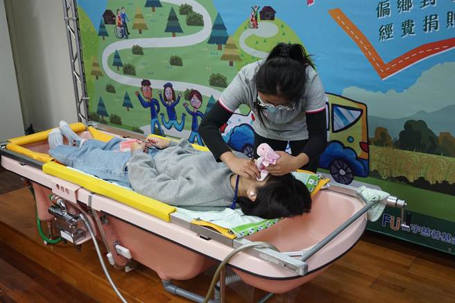 富宇慈善事业基金会赞助42万元经费，提供偏乡部落及弱势家庭免费到宅沐浴。（王文吉摄）