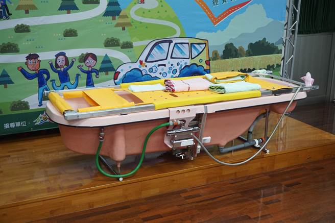 永信社会福利基金会在大台中地区有3部到宅沐浴车，每趟次服务酌收2200元费用。（王文吉摄）