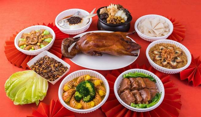 （抢攻除夕围炉宅食商机，华泰王子饭「九华楼」推出「外带除夕烤鸭套餐」。图／华泰王子大饭店提供）
