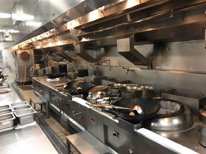 高市府環保局公告「高雄市餐飲業者裝設空氣汙染管末處理設備補助辦法」，希望透過補助加強油煙及異味的處理效率。（高市府環保局提供／洪浩軒高雄傳真）