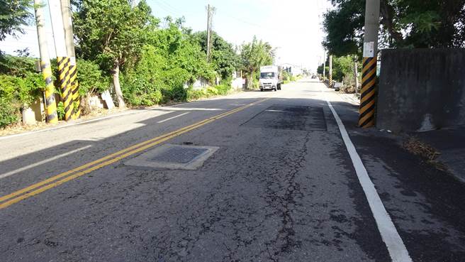 長安路車流擁擠，路面龜裂不平，明年4月將進行整修。（陳淑娥攝）