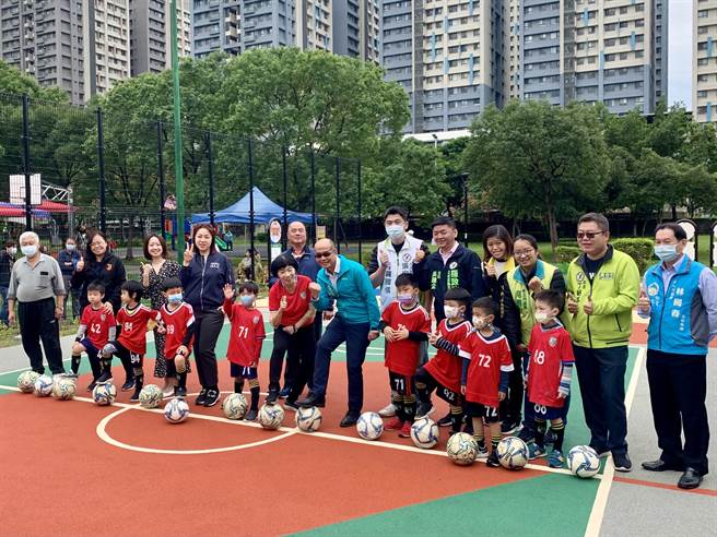 浮洲亲民公园儿童足球场开球启用。（板桥区公所提供）