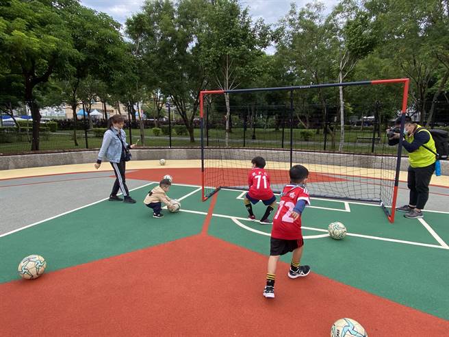浮洲亲民公园儿童足球场开球启用。（板桥区公所提供）