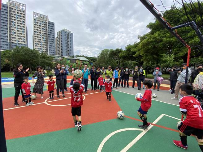 浮洲亲民公园儿童足球场开球启用。（板桥区公所提供）