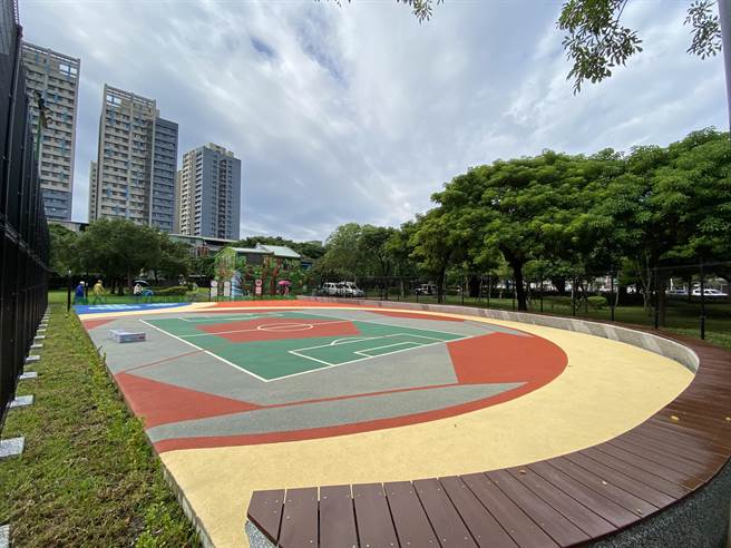 浮洲亲民公园儿童足球场开球启用。（板桥区公所提供）