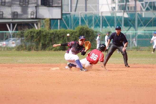 除了参选市议员，热爱棒球的林纬还有一个棒球裁判的斜杠身分。（林纬提供／程炳璋台南传真）