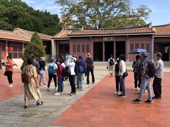 人來人往的金門縣定古蹟「總兵署」，規畫作為文創紀念商品的陳展據點。（李金生攝）