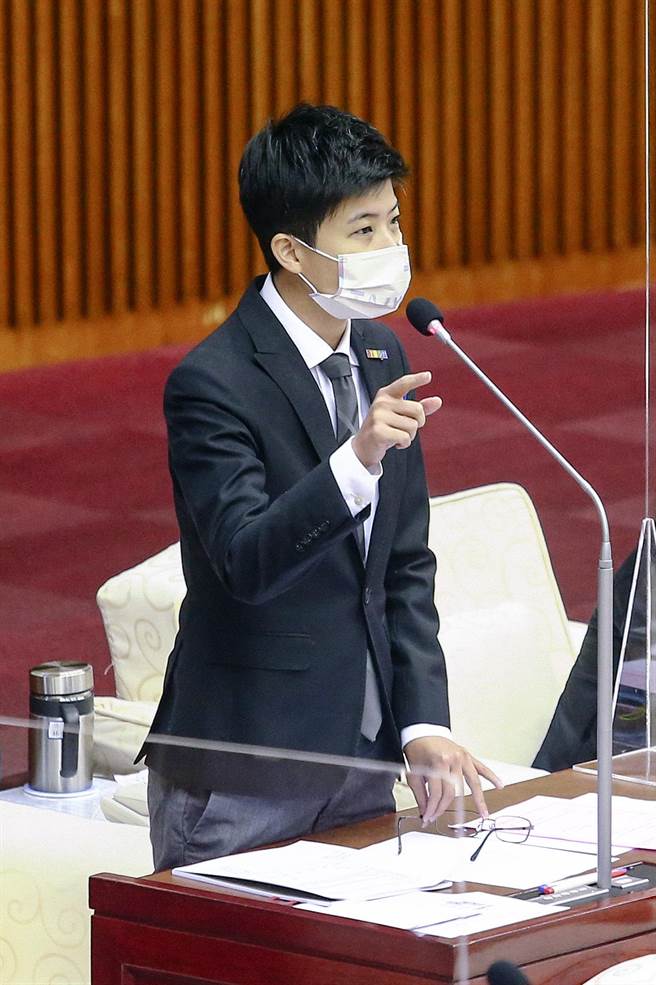 台北市议员苗博雅12日质询时踢爆，北市府7年来用了3亿5千万大内宣，结果主计处未依《预算法》公布，显示柯文哲「反1450是反假的」，然后动用人民血汗钱「拍个人形象广告」。（邓博仁摄）