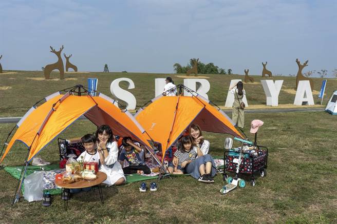 官田遊客中心有寬闊的草原及地景藝術，吸引遊客前去野餐。(西拉雅國家風景區管理處提供／劉秀芬台南傳真)