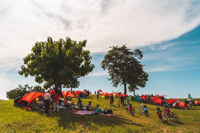 官田遊客中心有寬闊的草原及地景藝術，吸引遊客前去野餐。(西拉雅國家風景區管理處提供／劉秀芬台南傳真)