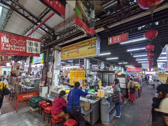 台中市议员忧心第二条捷运蓝线，行经台湾大道的B18站，出口设置在第二市场，连续两年获米其林必比登推介的名店可能被迫迁离。（江肇国服务处提供／卢金足台中传真） 