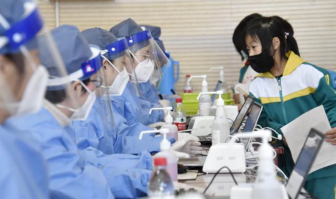 中国新闻网报导，中国国家传染病医学中心主任、上海復旦大学附属华山医院感染科主任张文宏12日在海口举行的第五届海南国际健康产业博览会(海南健博会)表示，即便疫苗接种达到非常高的水准，仍需实施强大的公共卫生政策。（新华社）