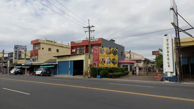 警方为防止有不理性群眾前往食品厂滋事，派出两部警车设岗，并加强巡逻密度。（谢琼云摄）