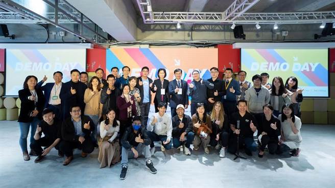 林口新創園兩周年慶DEMO DAY 經濟部主任秘書陳怡鈴與中企處處長何晉滄一同與新創同樂。圖／經濟部提供
