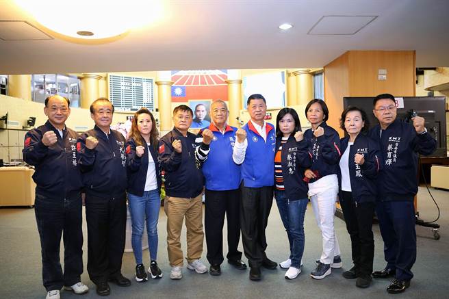 台南市议会国民党团针对国父铜像重新竖立在台南公园内一事，在议场向市府宣战。（党团提供／洪荣志台南传真）