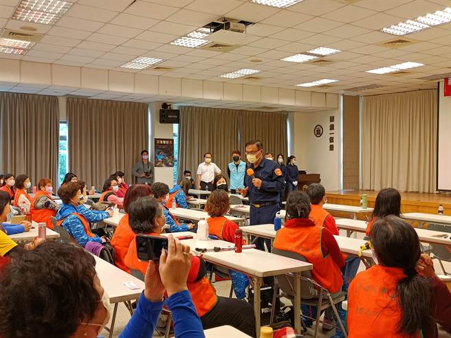 新北市淡水警分局今（12日）举办110年下半年度警察志工在职教育训练併颁授「内政业务志愿服务奖励」及「新北市志愿服务奖励」表扬绩优警察志工。（淡水警分局提供）