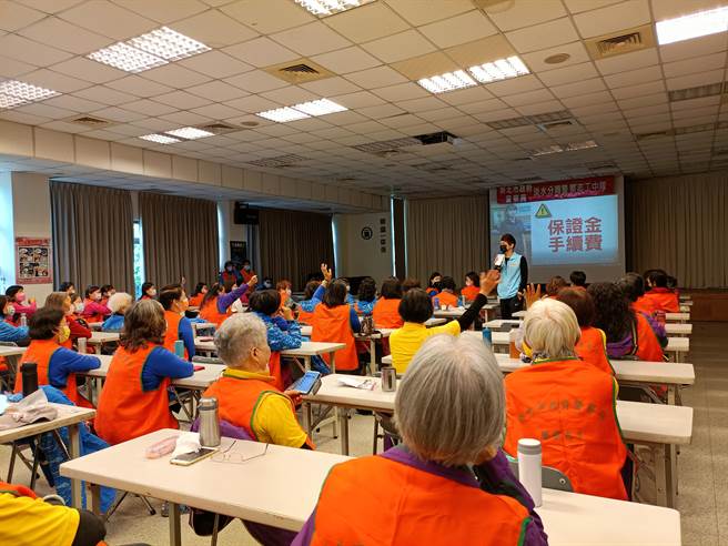 新北市淡水警分局今（12日）举办110年下半年度警察志工在职教育训练併颁授「内政业务志愿服务奖励」及「新北市志愿服务奖励」表扬绩优警察志工。（淡水警分局提供）