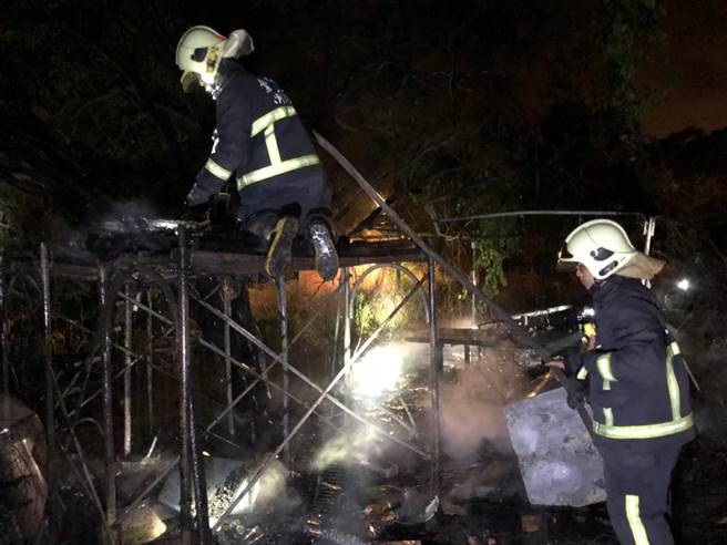 后湖村的简易凉亭突起无名大火，打火兄弟冒险扑灭。（金门县消防局提供）