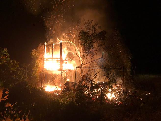 后湖村的简易凉亭半夜突起无名大火，火势十分猛烈。（金门县消防局提供）