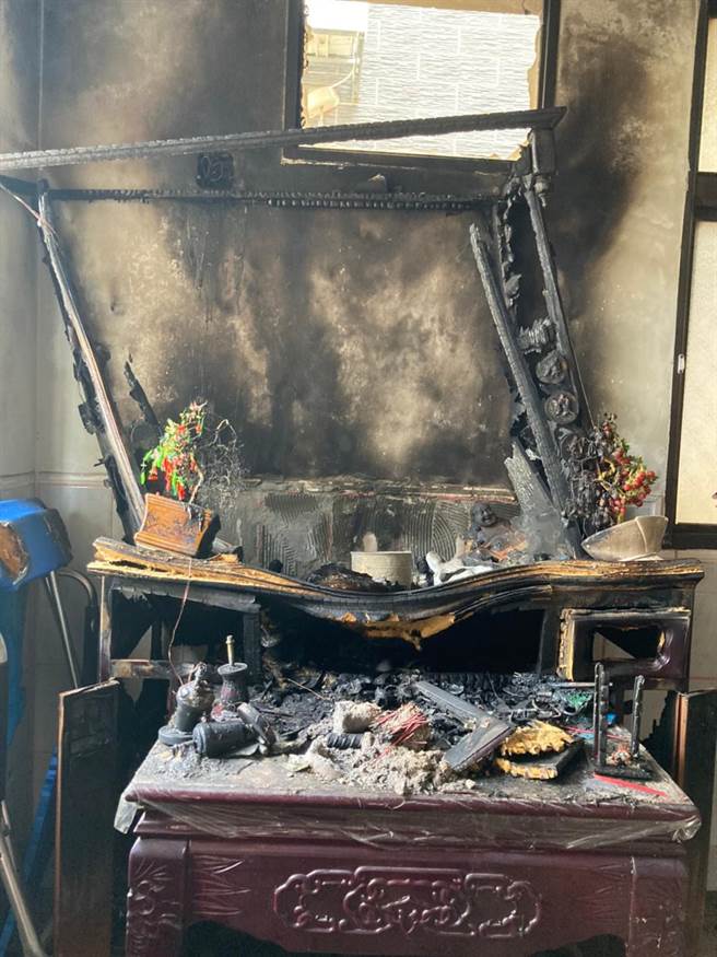 金寧乡下埔下民宅发生半夜火警，神明桌烧得面目全非。（金门县消防局提供）