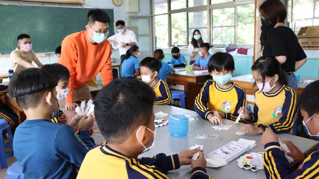 台南市中信金融管理学院师生前进麻豆区港尾国小，让小学生从3D列印认识数位科技。（台南市港尾国小提供／刘秀芬台南传真）