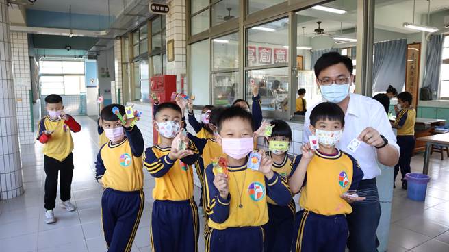 台南市中信金融管理学院师生前进麻豆区港尾国小，让小学生从3D列印认识数位科技。（台南市港尾国小提供／刘秀芬台南传真）