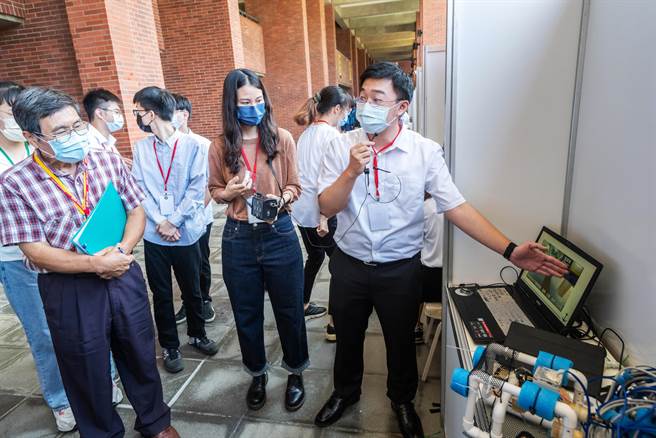 國立中山大學「工學院年度聯合專題競賽與展示」今年首度邀請高雄大學、海軍軍官學校10系所共148組參賽，在社會議題、水下遙控無人載具及材料科學等技術跨校系交流。（國立中山大學提供／袁庭堯高雄傳真）