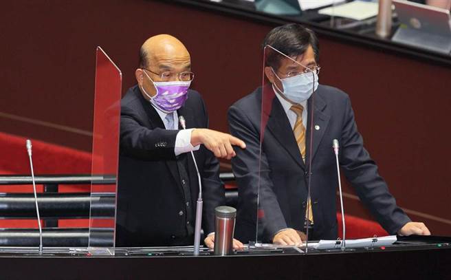 近期爆出清大遭中共機構滲透多年爭議，國民黨立委鄭正鈐12日在立院質詢質疑，台灣清大前正副校長遭抹紅，未料遭行政院長蘇貞昌（左）當場3度回嗆「吵死了」，翻舊帳說「上個月我在施政報告，你在那裡亂！還潑水！暴力份子！小偷行為！」兩人話無交集，吵成一團，右則為教育部長潘文忠。（張鎧乙攝）
