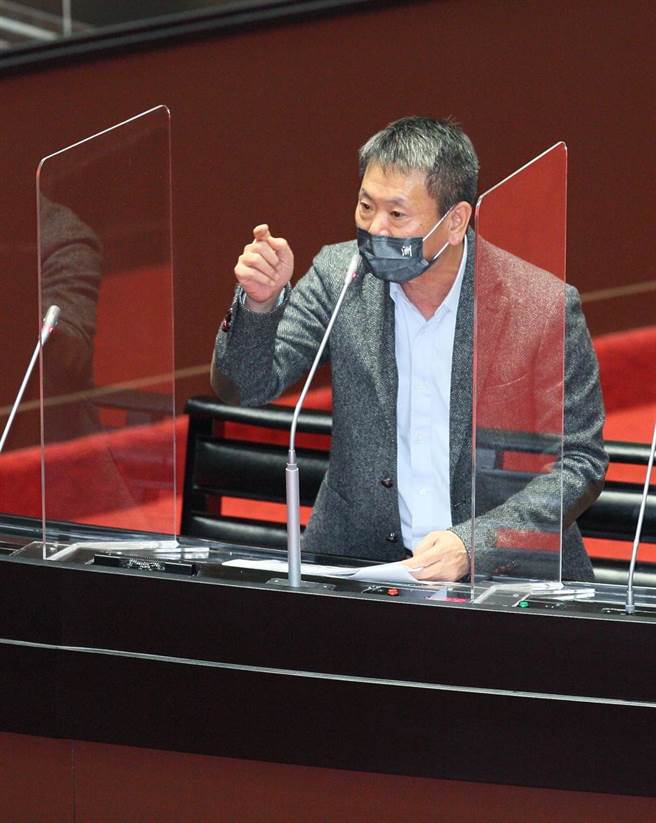 民进党新北市党部日前与台北大学合作开办「2021年公共政策研习班」，被批评政治进入校园。国民党立委林为洲（如图）12日质询表示，民进党一直说党政军要退出校园，结果竟然在国立大学办干部研习营，行政院长苏贞昌回应，学校跟政党合办活动不应该也不适当。（张铠乙摄）
