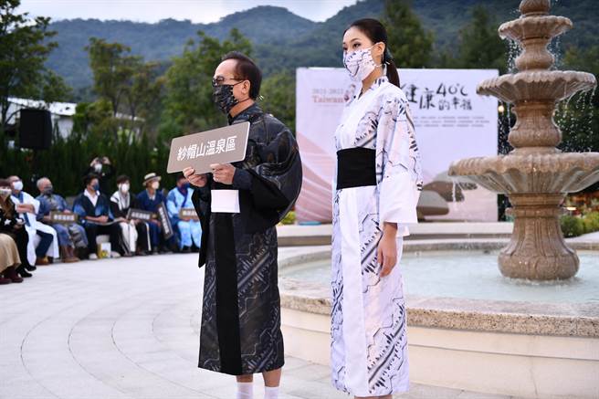 专业模特儿与19位温泉区理事长，展现独一无二的温泉暖时尚。（王志伟摄）