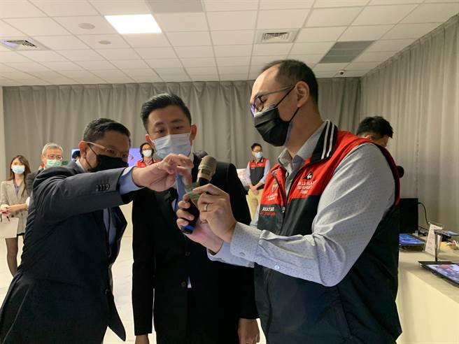 新竹市長林智堅（中） 12日前往聯詠科技參訪，了解科技產業的需求。（莊旻靜攝）