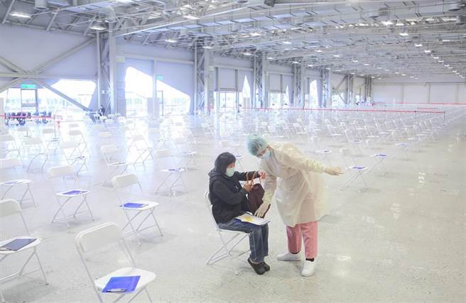 卫福部长陈时中日前表示，将暂缓国内12至17岁青少年接种BNT疫苗，并持续搜集国内外资料，预计2周后再讨论决定是否开放接种第2剂。图为北市花博接种站11日施打第13轮BNT疫苗，预约民眾多为年轻面孔。（张铠乙摄）