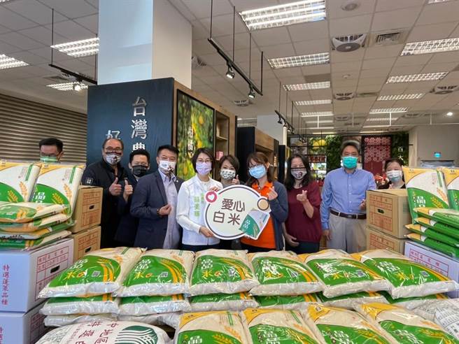 台中市快樂家庭關懷協會創會發起人蔡宗成，透過《愛心白米分享愛》計畫，協助弘道老人福利基金會、財團法人向上社會福利基金會附屬台中光音育幼院等弱勢團體。(主辦單位提供)